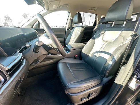 Used 2024 Kia Sorento S image 13