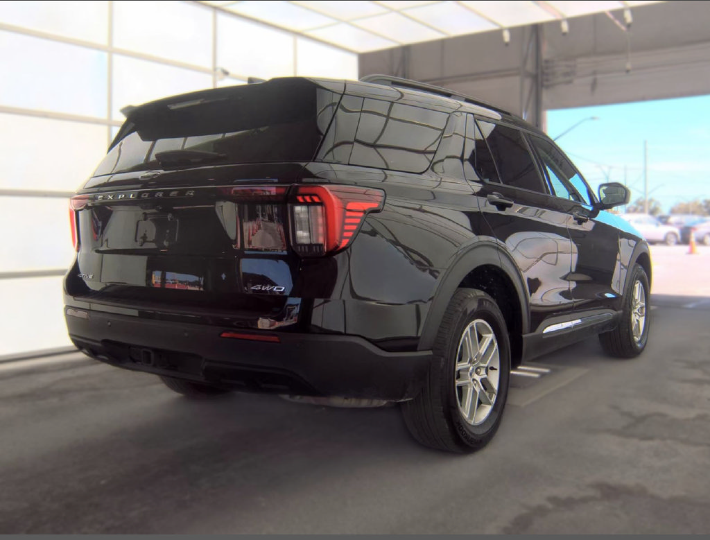 Used 2025 Ford Explorer Active AWD/4WD image 3