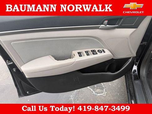 Used 2017 Hyundai Elantra SE image 11