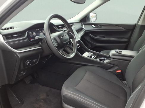 Used 2023 Jeep Grand Cherokee Laredo AWD/4WD image 23