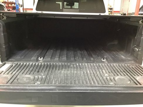 Used 2020 Nissan Titan SL w/ Moonroof Package image 23