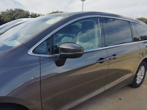 Used 2023 Chrysler Pacifica Touring-L image 5