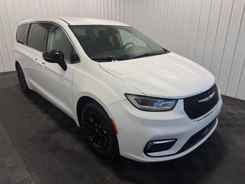 Used 2024 Chrysler Pacifica Touring-L FWD image 2