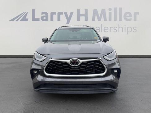 Certified 2024 Toyota Highlander XLE FWD image 8