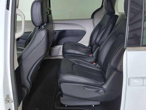 Certified 2023 Chrysler Pacifica Touring-L FWD image 10
