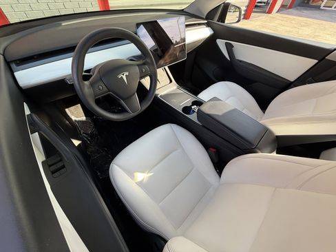 Used 2021 Tesla Model Y Long Range image 17