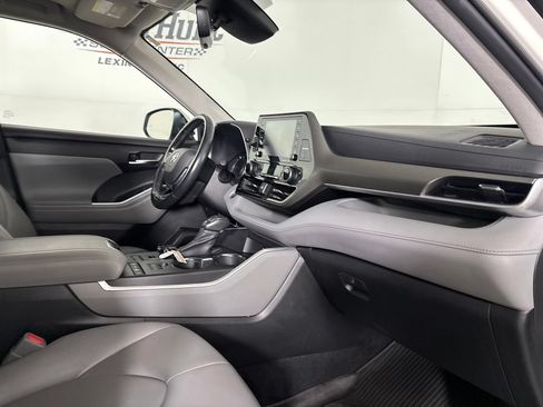 Used 2021 Toyota Highlander XLE AWD/4WD image 34