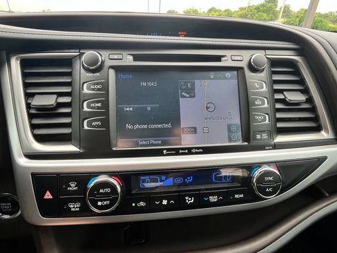 Used 2018 Toyota Highlander XLE FWD image 11