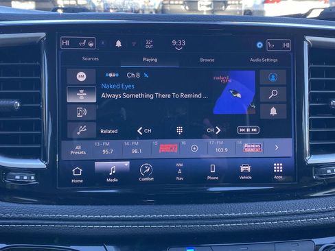 Used 2024 Chrysler Pacifica Limited FWD image 25