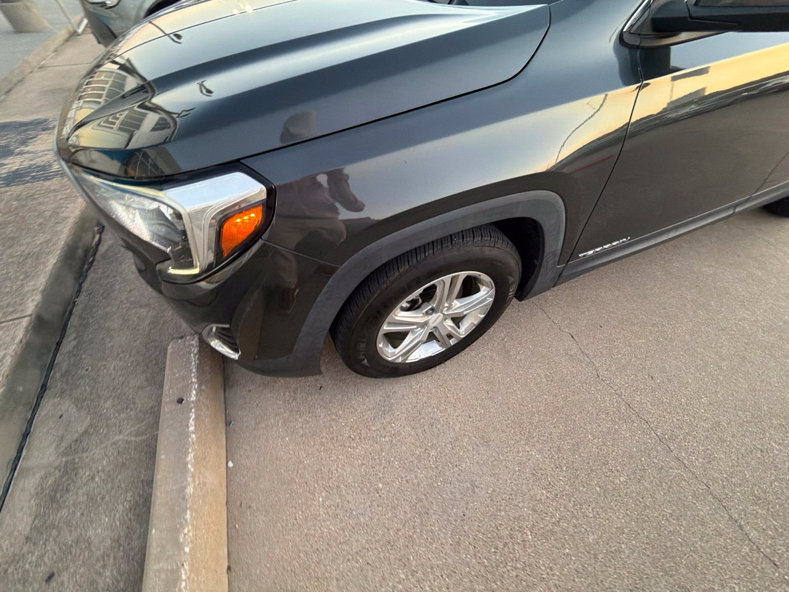 Used 2018 GMC Terrain SLE w/ Driver Convenience Package FWD image 2