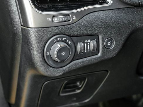 Used 2020 Jeep Cherokee Limited image 37