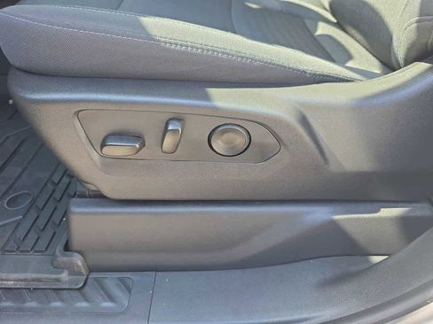 Used 2025 Chevrolet Silverado 1500 Custom image 17