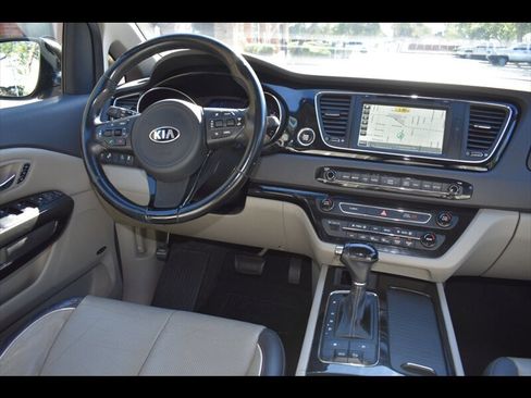 Used 2016 Kia Sedona SX image 31