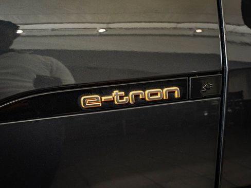 Used 2021 Audi e-tron Premium w/ Convenience Plus Package image 19