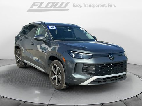 Certified 2025 Volkswagen Tiguan SE image 1