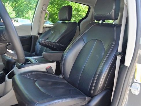 Used 2022 Chrysler Pacifica Touring-L FWD image 18