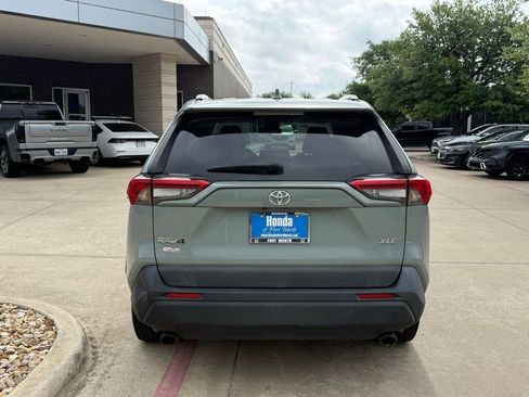 Used 2019 Toyota RAV4 XLE w/ Convenience Package image 4