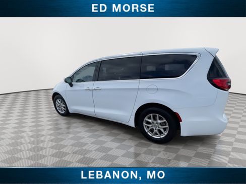 Used 2023 Chrysler Pacifica Touring-L FWD image 6