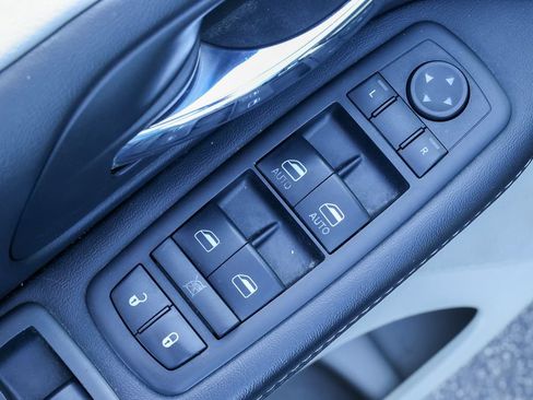 Used 2014 Chrysler Town & Country Touring FWD image 5