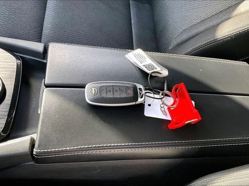 Used 2024 Nissan Rogue SV image 33