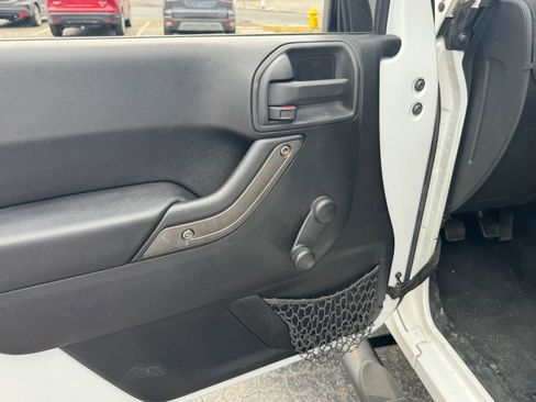 Used 2017 Jeep Wrangler Sport AWD/4WD image 12