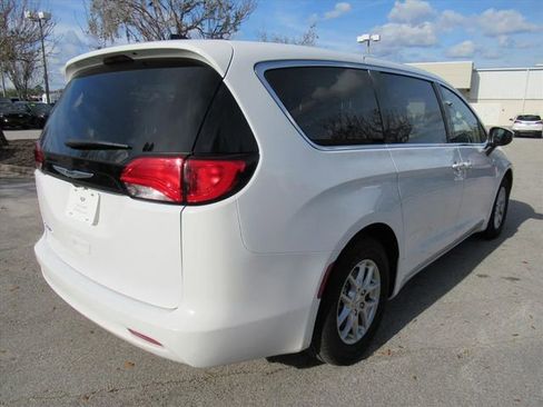 Used 2023 Chrysler Voyager LX image 7