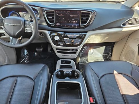Used 2024 Chrysler Pacifica Touring-L FWD image 14