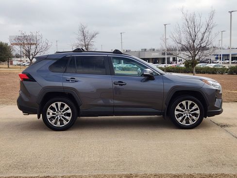 Used 2022 Toyota RAV4 XLE Premium image 7