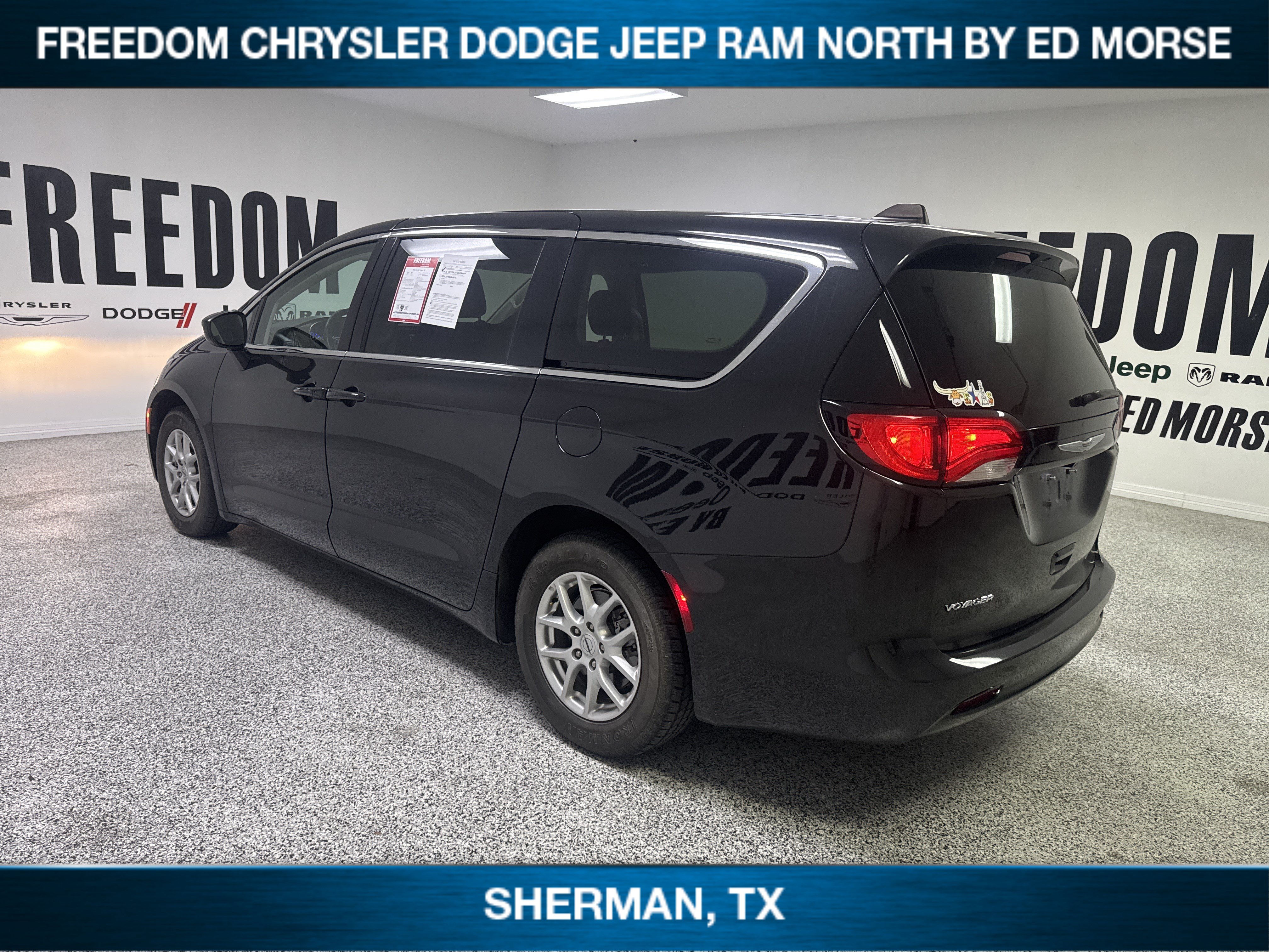 Used 2022 Chrysler Voyager LX FWD image 6