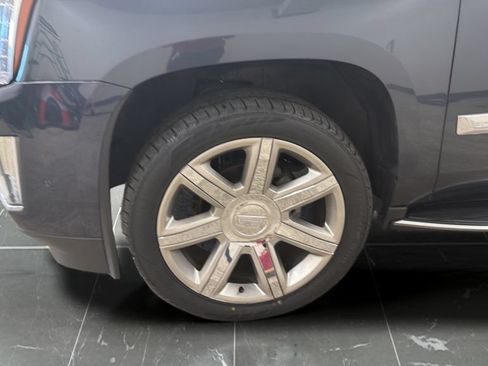 Used 2019 Cadillac Escalade Luxury AWD/4WD image 27