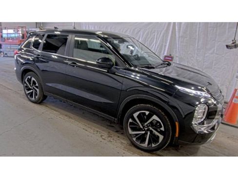 Used 2024 Mitsubishi Outlander SE image 3