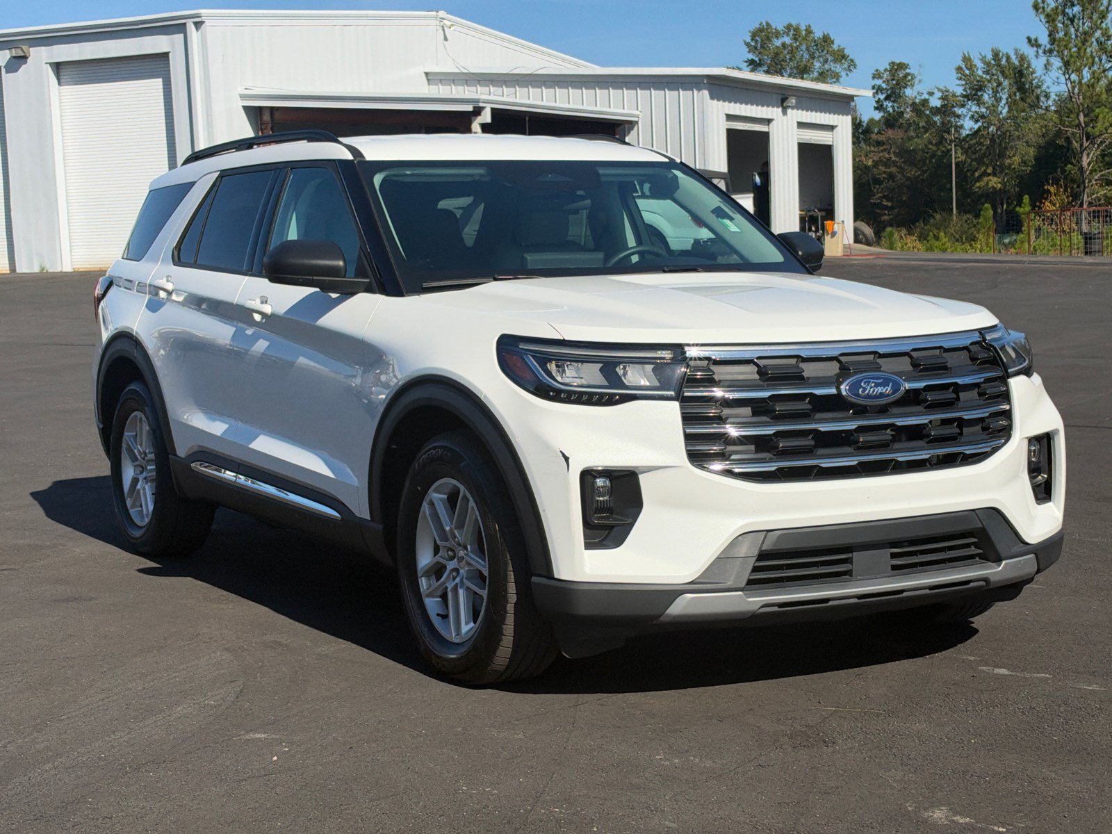 Used 2025 Ford Explorer Active w/ Active Comfort Package RWD image 3