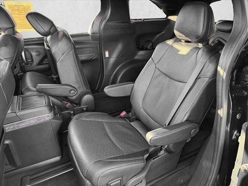 Used 2025 Toyota Sienna Platinum image 17