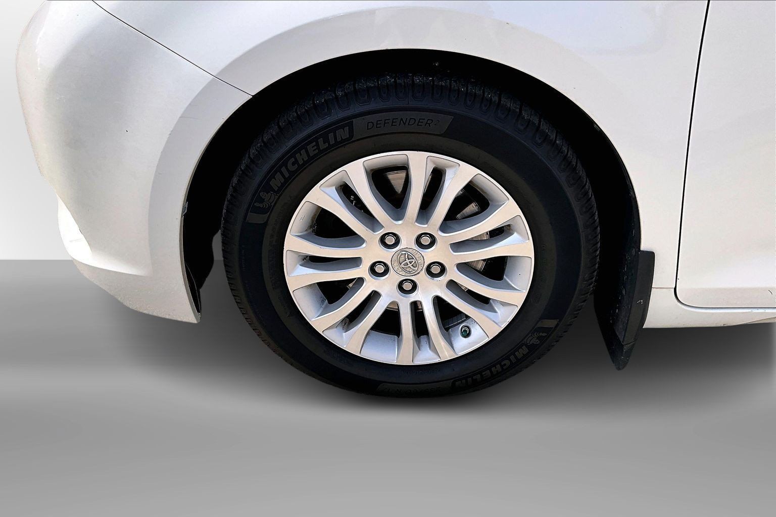 Used 2016 Toyota Sienna XLE Premium FWD image 3