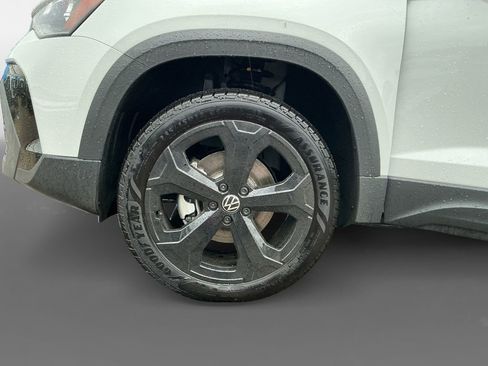 New 2025 Volkswagen Taos SE image 14