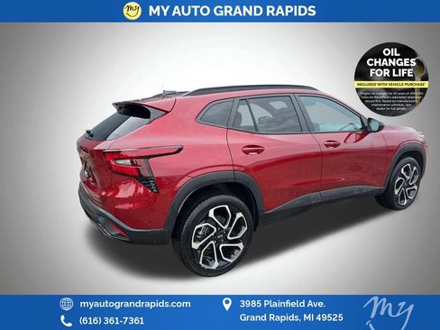Used 2025 Chevrolet Trax RS FWD image 7