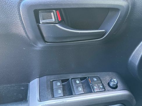 Used 2020 Toyota Tacoma SR5 w/ Technology Package AWD/4WD image 11