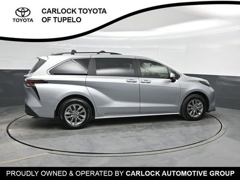 Used 2025 Toyota Sienna LE image 4