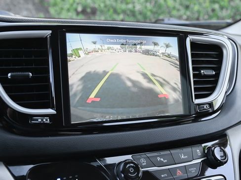 Used 2022 Chrysler Pacifica Touring-L FWD image 29