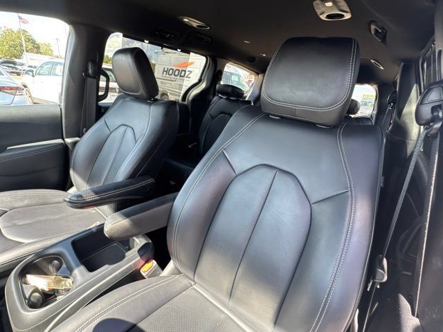 Used 2025 Chrysler Pacifica Select FWD image 11