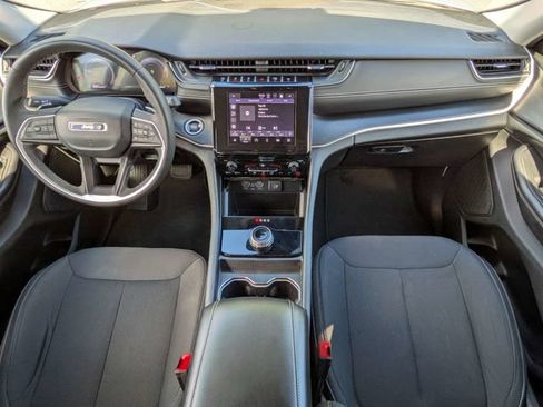 Used 2024 Jeep Grand Cherokee Laredo RWD image 17