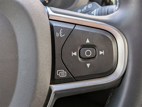 Certified 2025 Volvo XC60 B5 Core image 28