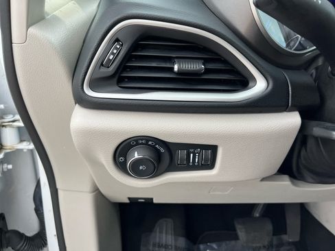 Used 2023 Chrysler Pacifica Touring-L FWD image 12