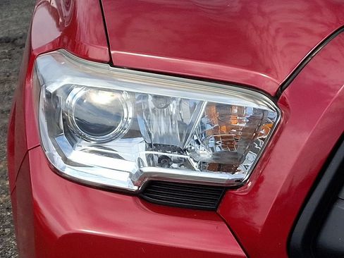 Used 2020 Toyota Tacoma SR AWD/4WD image 9
