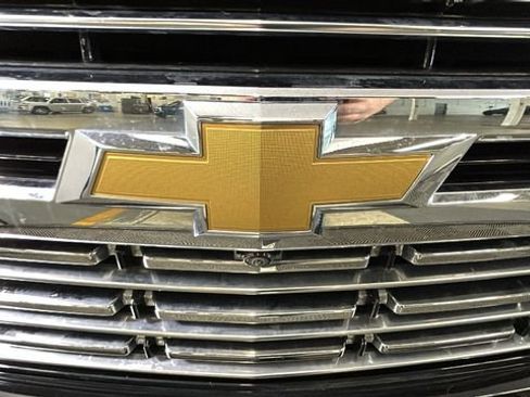 Used 2021 Chevrolet Suburban Premier w/ Premium Package RWD image 8