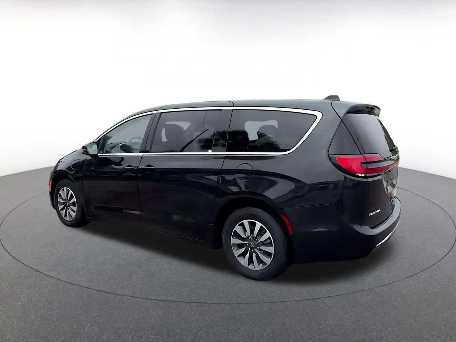 Used 2023 Chrysler Pacifica Touring-L FWD image 9