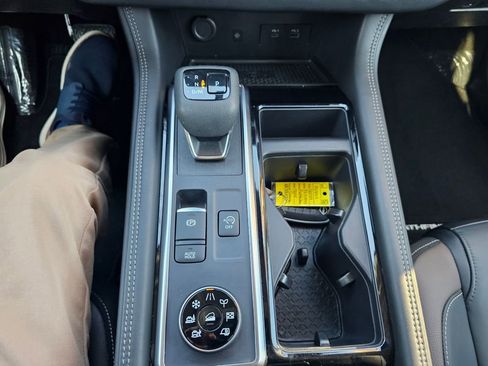 Used 2024 Nissan Pathfinder Platinum image 33