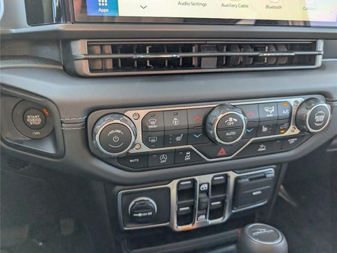 Used 2025 Jeep Gladiator Sport AWD/4WD image 25