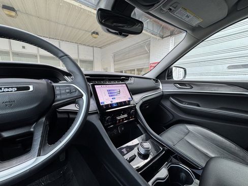 Used 2023 Jeep Grand Cherokee Limited image 24