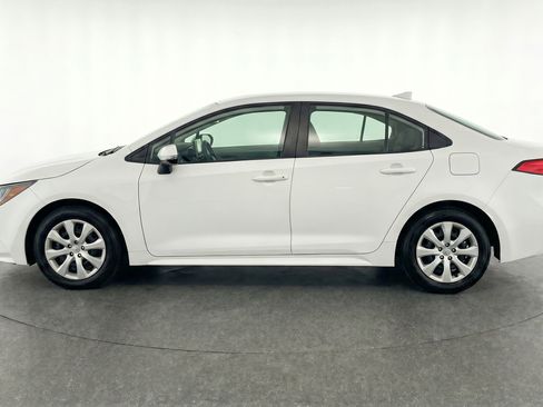 Used 2025 Toyota Corolla LE FWD image 5
